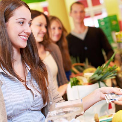 Schüler stehen in einer Reihe am FoodPoint