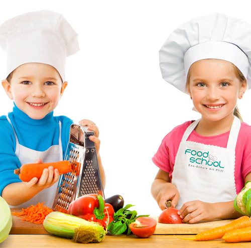 Zwei Kinder kochen