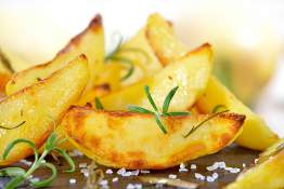 Kartoffelecken mit Rosmarin und Salz